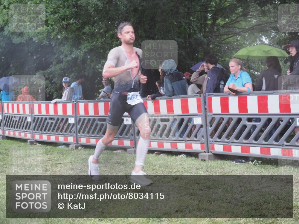 21.06.2025 - 27. Vierlanden-Triathlon KatJ http://msf.ph/oto/8034115 15.06.2025 13:47:29 Ziel 1118, 1124, 1145 meine-sportfotos.de