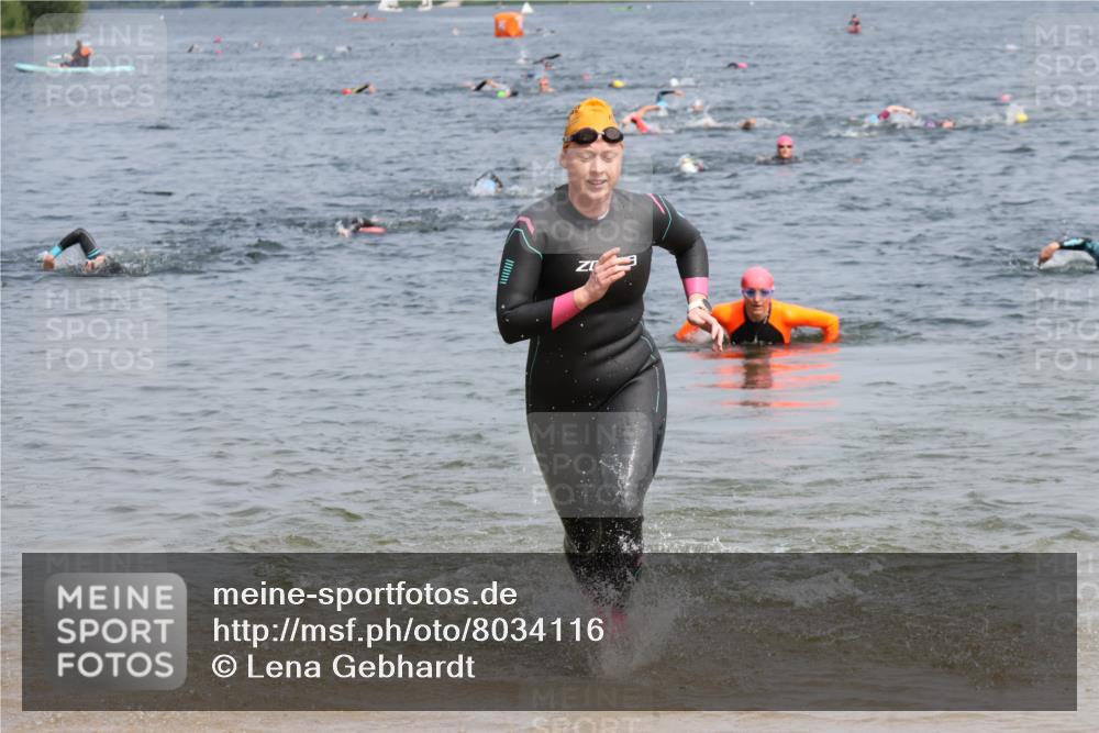 21.06.2025 - 27. Vierlanden-Triathlon Lena Gebhardt http://msf.ph/oto/8034116 15.06.2025 11:19:04 Schwimmen 876, 942 meine-sportfotos.de