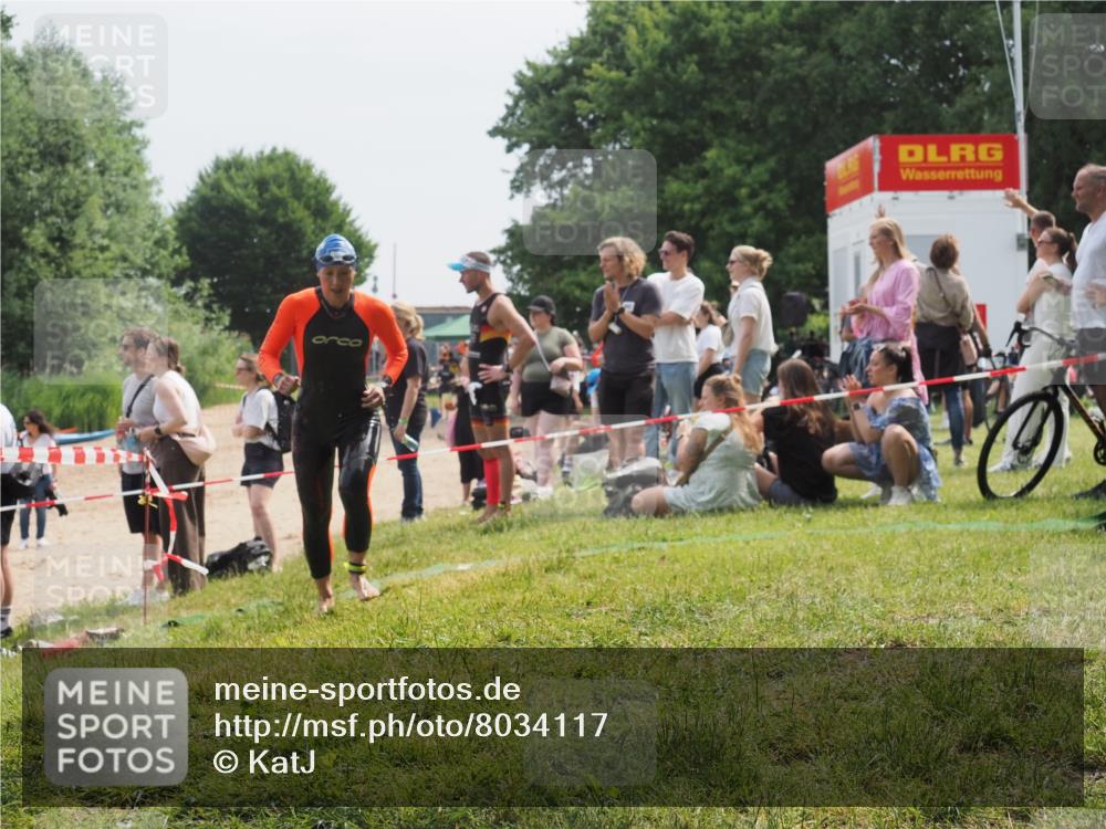 21.06.2025 - 27. Vierlanden-Triathlon KatJ http://msf.ph/oto/8034117 15.06.2025 11:17:25 Schwimmen 911, 944 meine-sportfotos.de