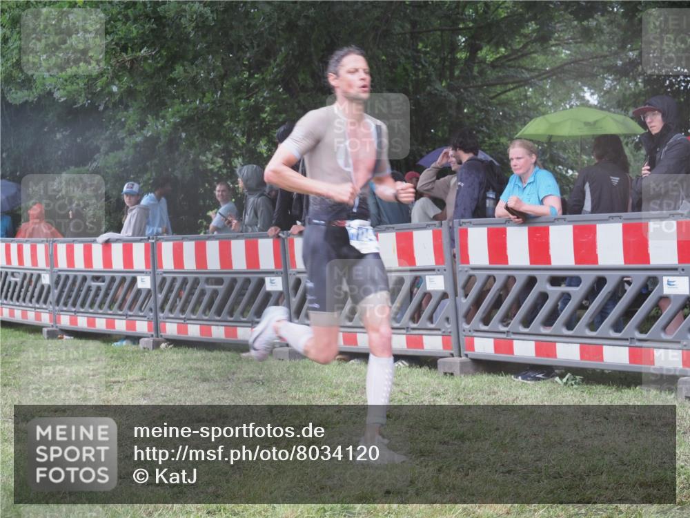 21.06.2025 - 27. Vierlanden-Triathlon KatJ http://msf.ph/oto/8034120 15.06.2025 13:47:30 Ziel 1118, 1124, 1145 meine-sportfotos.de