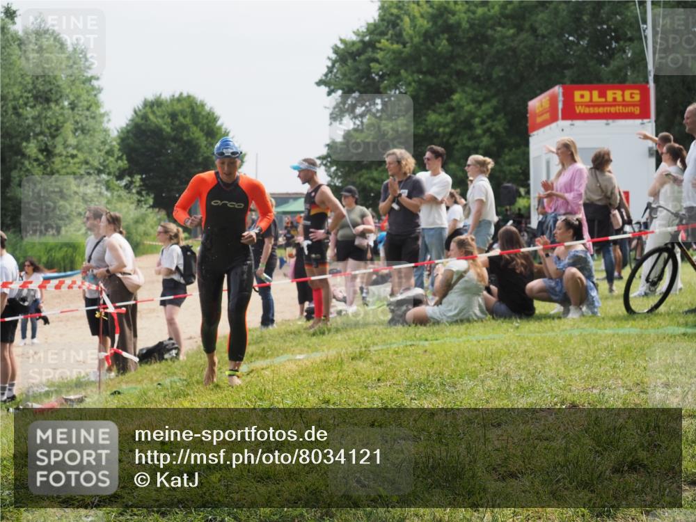21.06.2025 - 27. Vierlanden-Triathlon KatJ http://msf.ph/oto/8034121 15.06.2025 11:17:25 Schwimmen 911, 944 meine-sportfotos.de