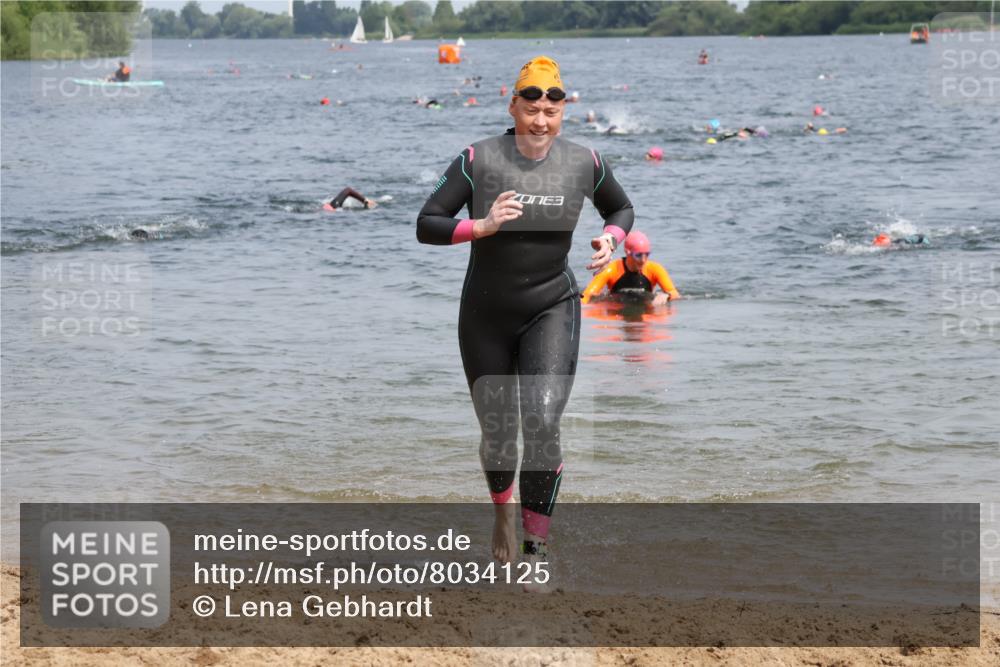 21.06.2025 - 27. Vierlanden-Triathlon Lena Gebhardt http://msf.ph/oto/8034125 15.06.2025 11:19:05 Schwimmen 876, 942 meine-sportfotos.de