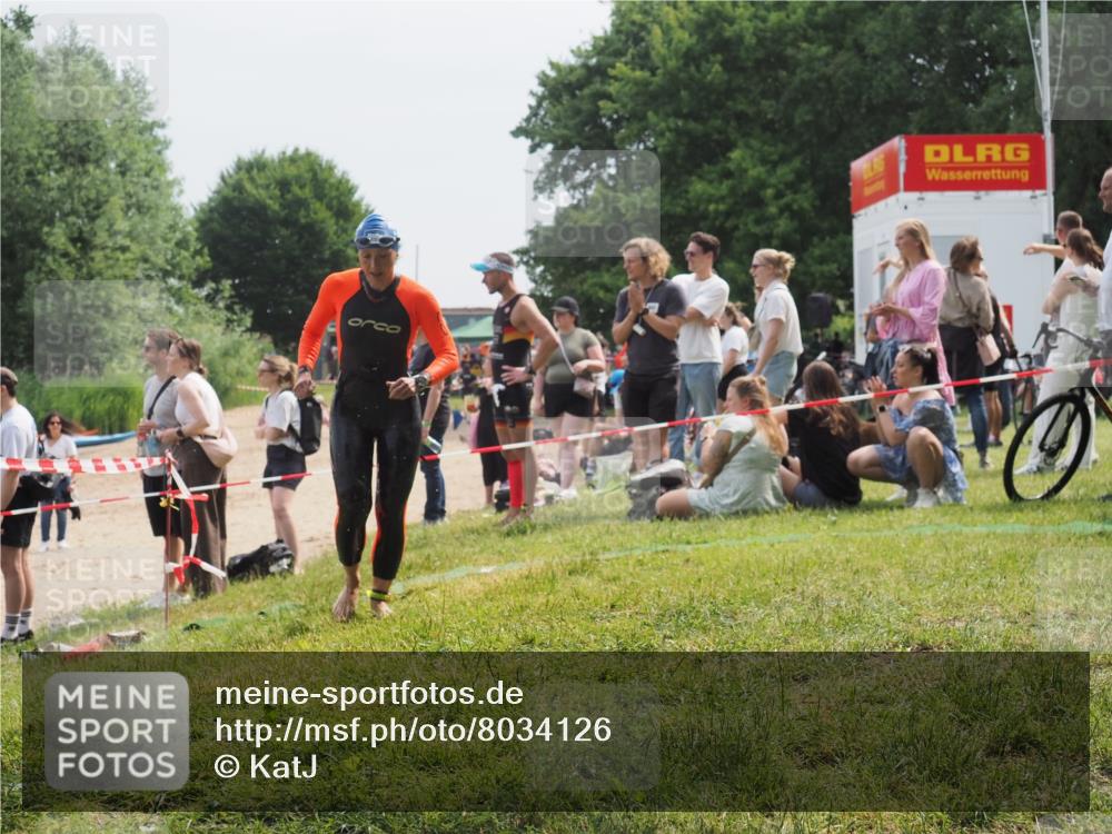 21.06.2025 - 27. Vierlanden-Triathlon KatJ http://msf.ph/oto/8034126 15.06.2025 11:17:26 Schwimmen 911, 944 meine-sportfotos.de