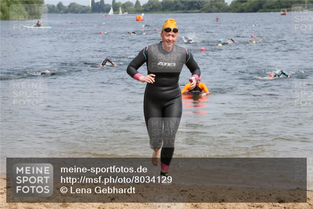 21.06.2025 - 27. Vierlanden-Triathlon Lena Gebhardt http://msf.ph/oto/8034129 15.06.2025 11:19:05 Schwimmen 876, 942 meine-sportfotos.de