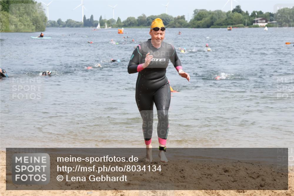21.06.2025 - 27. Vierlanden-Triathlon Lena Gebhardt http://msf.ph/oto/8034134 15.06.2025 11:19:06 Schwimmen 876, 942 meine-sportfotos.de