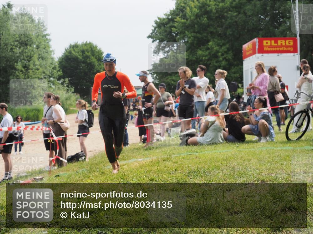 21.06.2025 - 27. Vierlanden-Triathlon KatJ http://msf.ph/oto/8034135 15.06.2025 11:17:26 Schwimmen 911, 944 meine-sportfotos.de