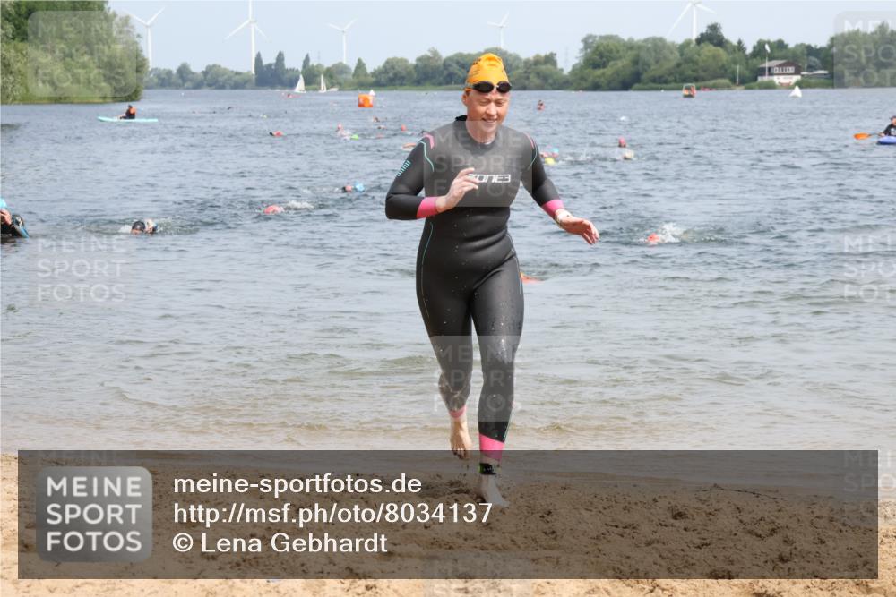 21.06.2025 - 27. Vierlanden-Triathlon Lena Gebhardt http://msf.ph/oto/8034137 15.06.2025 11:19:06 Schwimmen 876, 942 meine-sportfotos.de
