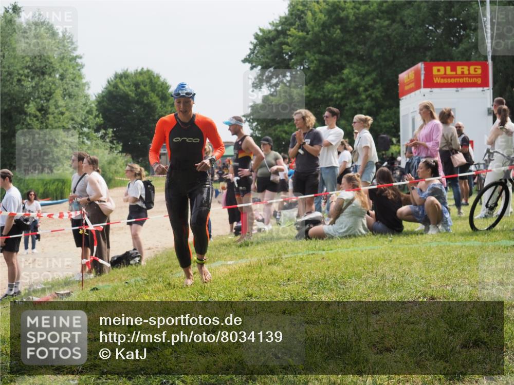 21.06.2025 - 27. Vierlanden-Triathlon KatJ http://msf.ph/oto/8034139 15.06.2025 11:17:26 Schwimmen 911, 944 meine-sportfotos.de