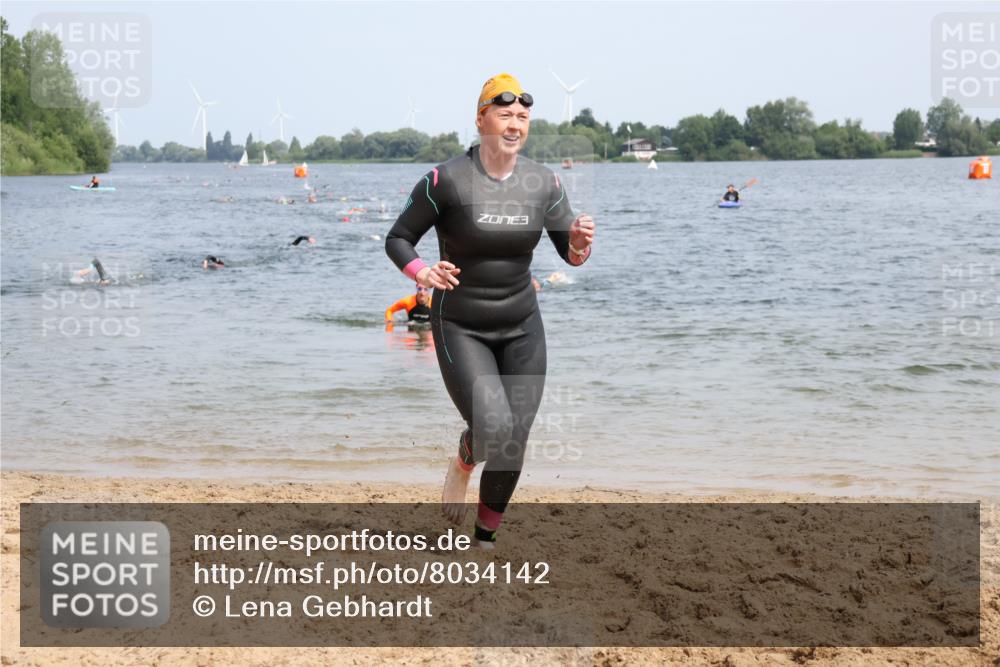 21.06.2025 - 27. Vierlanden-Triathlon Lena Gebhardt http://msf.ph/oto/8034142 15.06.2025 11:19:06 Schwimmen 876, 942 meine-sportfotos.de