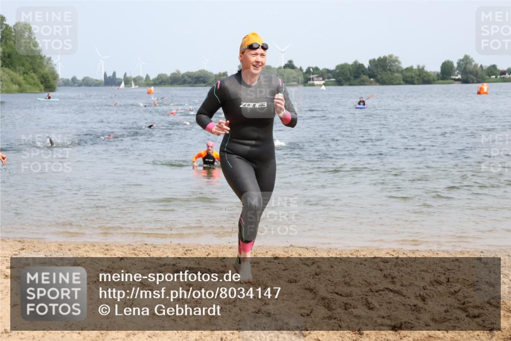 21.06.2025 - 27. Vierlanden-Triathlon Lena Gebhardt http://msf.ph/oto/8034147 15.06.2025 11:19:06 Schwimmen 876, 942 meine-sportfotos.de