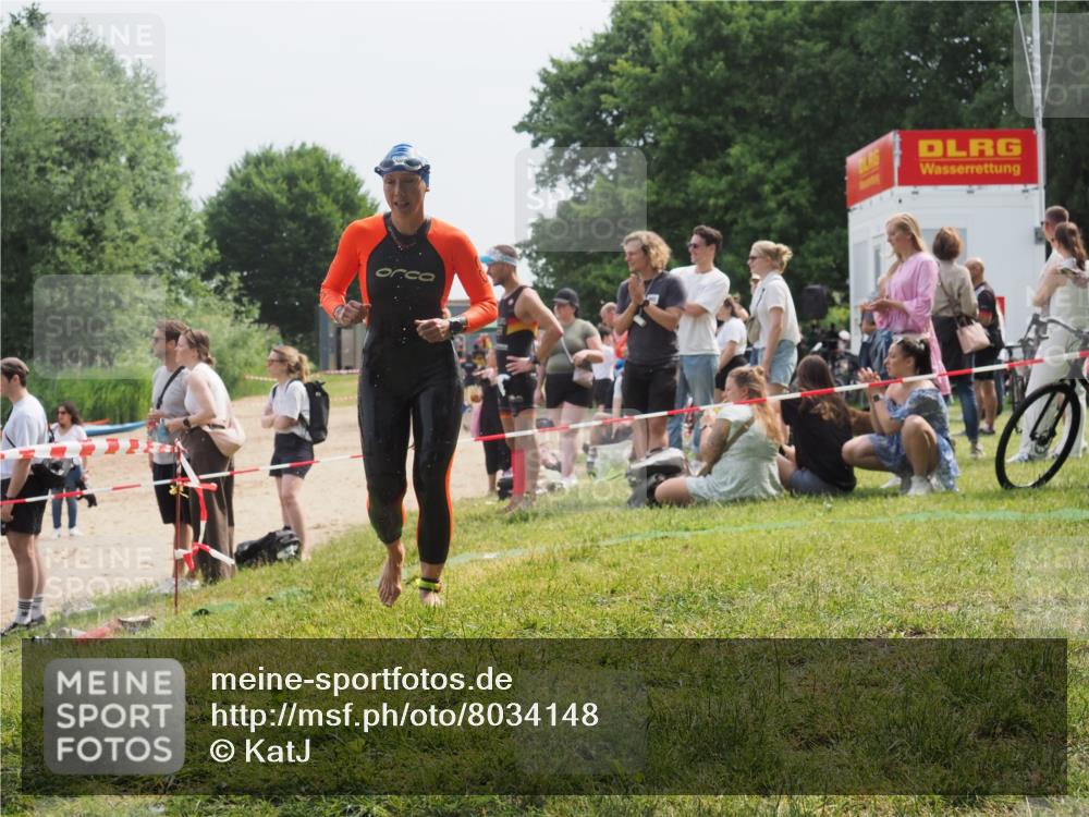 21.06.2025 - 27. Vierlanden-Triathlon KatJ http://msf.ph/oto/8034148 15.06.2025 11:17:26 Schwimmen 911, 944 meine-sportfotos.de