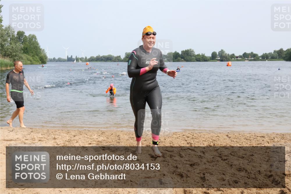 21.06.2025 - 27. Vierlanden-Triathlon Lena Gebhardt http://msf.ph/oto/8034153 15.06.2025 11:19:07 Schwimmen 876, 942 meine-sportfotos.de