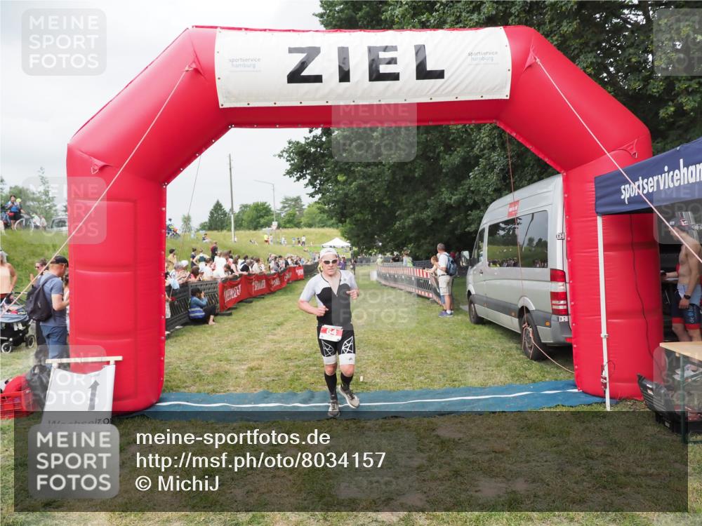 21.06.2025 - 27. Vierlanden-Triathlon MichiJ http://msf.ph/oto/8034157 15.06.2026 12:57:19 Ziel 64 meine-sportfotos.de