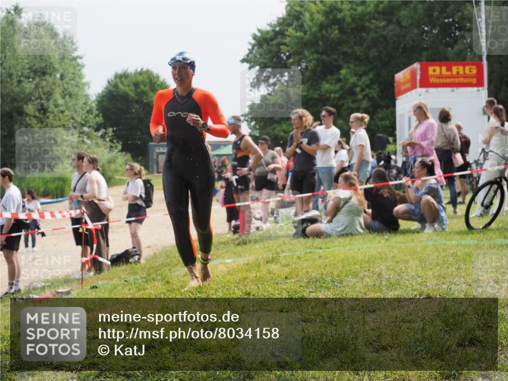 21.06.2025 - 27. Vierlanden-Triathlon KatJ http://msf.ph/oto/8034158 15.06.2025 11:17:26 Schwimmen 911, 944 meine-sportfotos.de