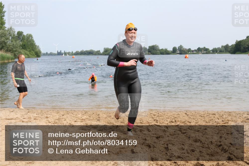21.06.2025 - 27. Vierlanden-Triathlon Lena Gebhardt http://msf.ph/oto/8034159 15.06.2025 11:19:07 Schwimmen 876, 942 meine-sportfotos.de