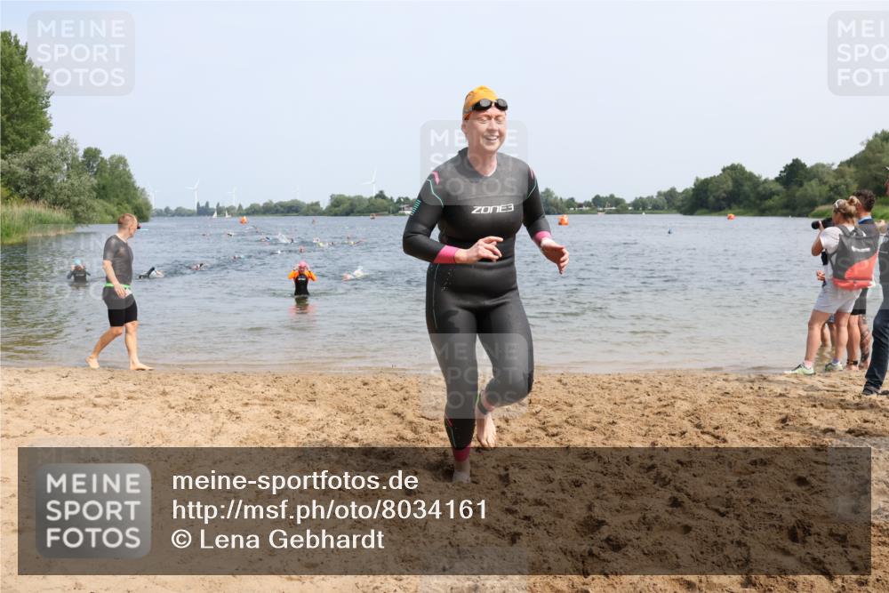 21.06.2025 - 27. Vierlanden-Triathlon Lena Gebhardt http://msf.ph/oto/8034161 15.06.2025 11:19:07 Schwimmen 876, 942 meine-sportfotos.de