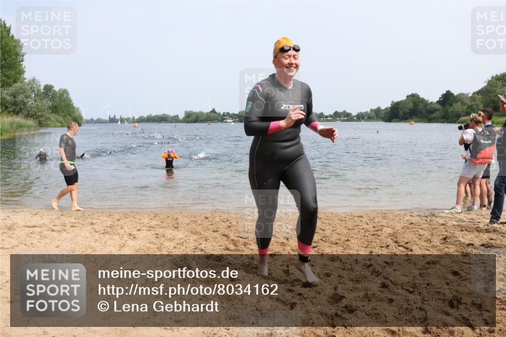 21.06.2025 - 27. Vierlanden-Triathlon Lena Gebhardt http://msf.ph/oto/8034162 15.06.2025 11:19:07 Schwimmen 876, 942 meine-sportfotos.de