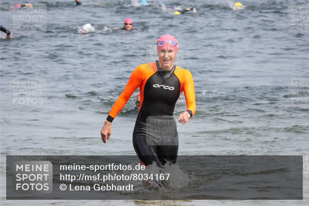 21.06.2025 - 27. Vierlanden-Triathlon Lena Gebhardt http://msf.ph/oto/8034167 15.06.2025 11:19:12 Schwimmen 876, 901 meine-sportfotos.de