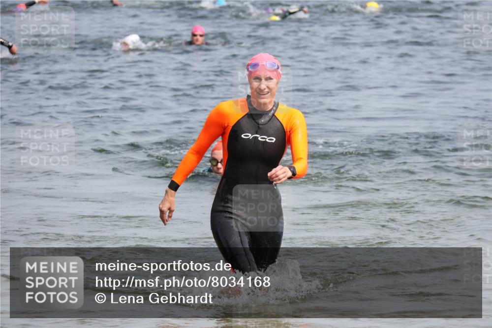 21.06.2025 - 27. Vierlanden-Triathlon Lena Gebhardt http://msf.ph/oto/8034168 15.06.2025 11:19:12 Schwimmen 876, 901 meine-sportfotos.de