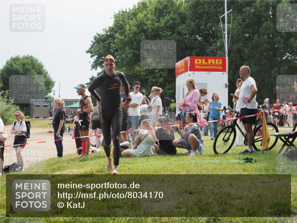 21.06.2025 - 27. Vierlanden-Triathlon KatJ http://msf.ph/oto/8034170 15.06.2025 11:17:39 Schwimmen 849, 973 meine-sportfotos.de
