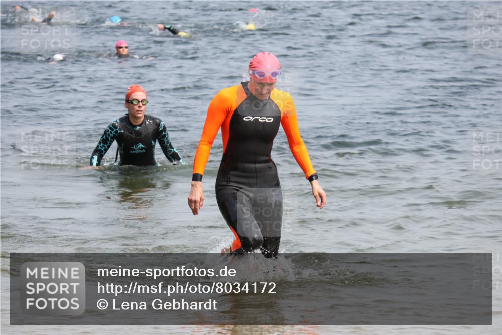 21.06.2025 - 27. Vierlanden-Triathlon Lena Gebhardt http://msf.ph/oto/8034172 15.06.2025 11:19:13 Schwimmen 876, 901 meine-sportfotos.de