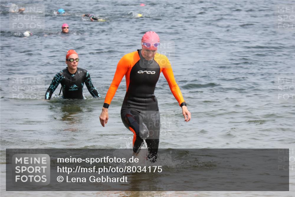 21.06.2025 - 27. Vierlanden-Triathlon Lena Gebhardt http://msf.ph/oto/8034175 15.06.2025 11:19:13 Schwimmen 876, 901 meine-sportfotos.de