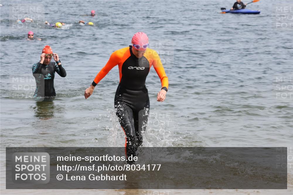 21.06.2025 - 27. Vierlanden-Triathlon Lena Gebhardt http://msf.ph/oto/8034177 15.06.2025 11:19:14 Schwimmen 876, 901 meine-sportfotos.de