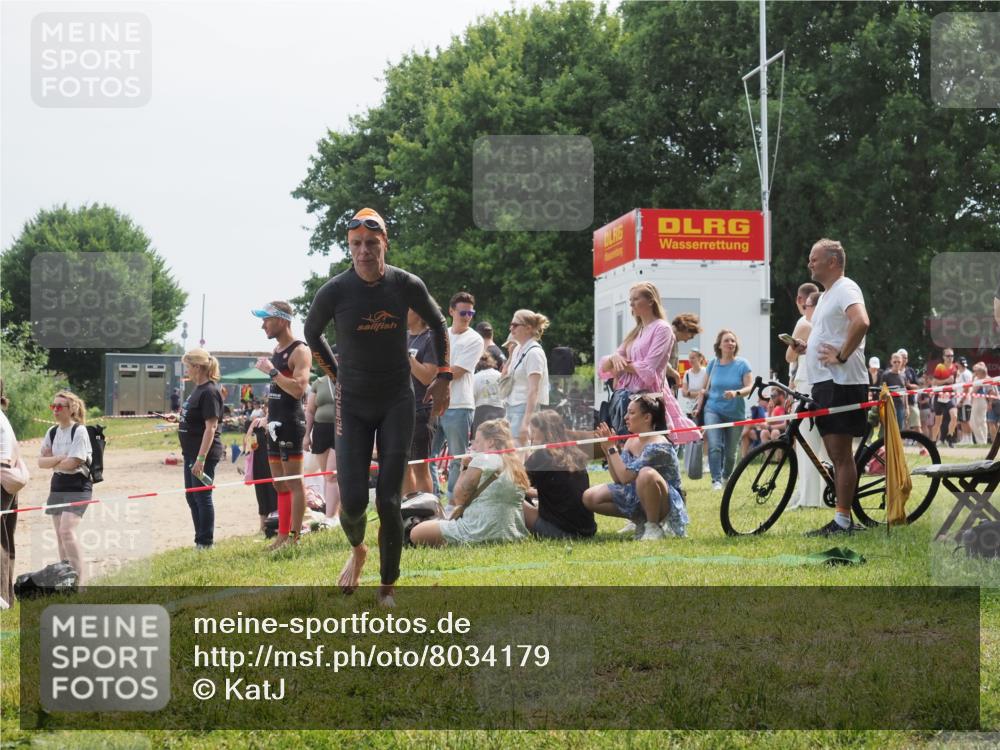 21.06.2025 - 27. Vierlanden-Triathlon KatJ http://msf.ph/oto/8034179 15.06.2025 11:17:39 Schwimmen 849, 973 meine-sportfotos.de