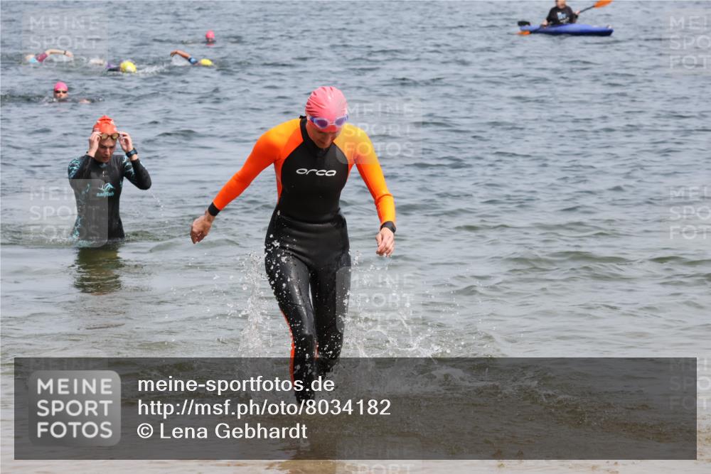 21.06.2025 - 27. Vierlanden-Triathlon Lena Gebhardt http://msf.ph/oto/8034182 15.06.2025 11:19:14 Schwimmen 876, 901 meine-sportfotos.de