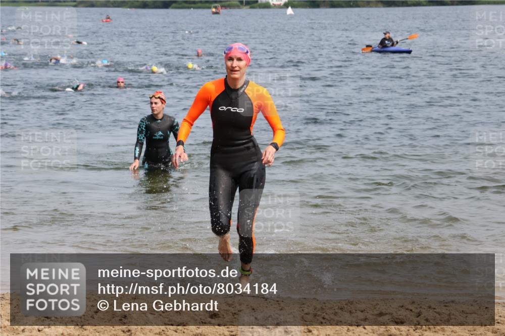 21.06.2025 - 27. Vierlanden-Triathlon Lena Gebhardt http://msf.ph/oto/8034184 15.06.2025 11:19:16 Schwimmen 876, 878, 901, 923 meine-sportfotos.de