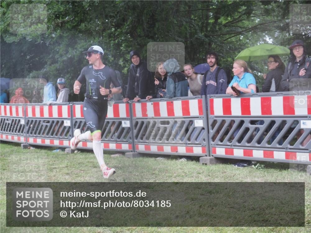21.06.2025 - 27. Vierlanden-Triathlon KatJ http://msf.ph/oto/8034185 15.06.2025 13:47:35 Ziel 1145, 1153 meine-sportfotos.de