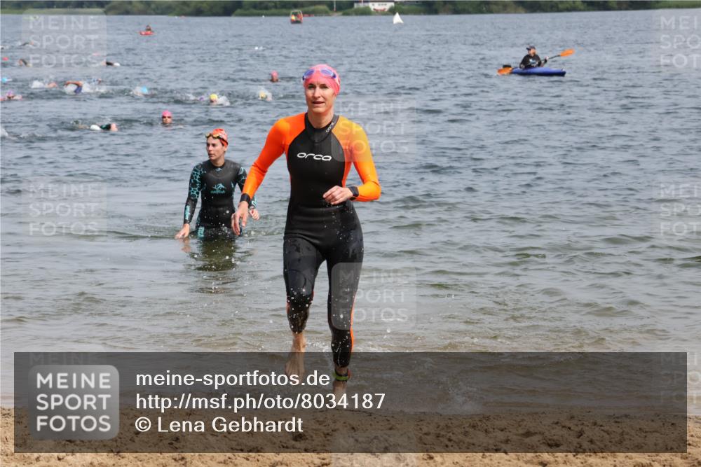 21.06.2025 - 27. Vierlanden-Triathlon Lena Gebhardt http://msf.ph/oto/8034187 15.06.2025 11:19:16 Schwimmen 876, 878, 901, 923 meine-sportfotos.de