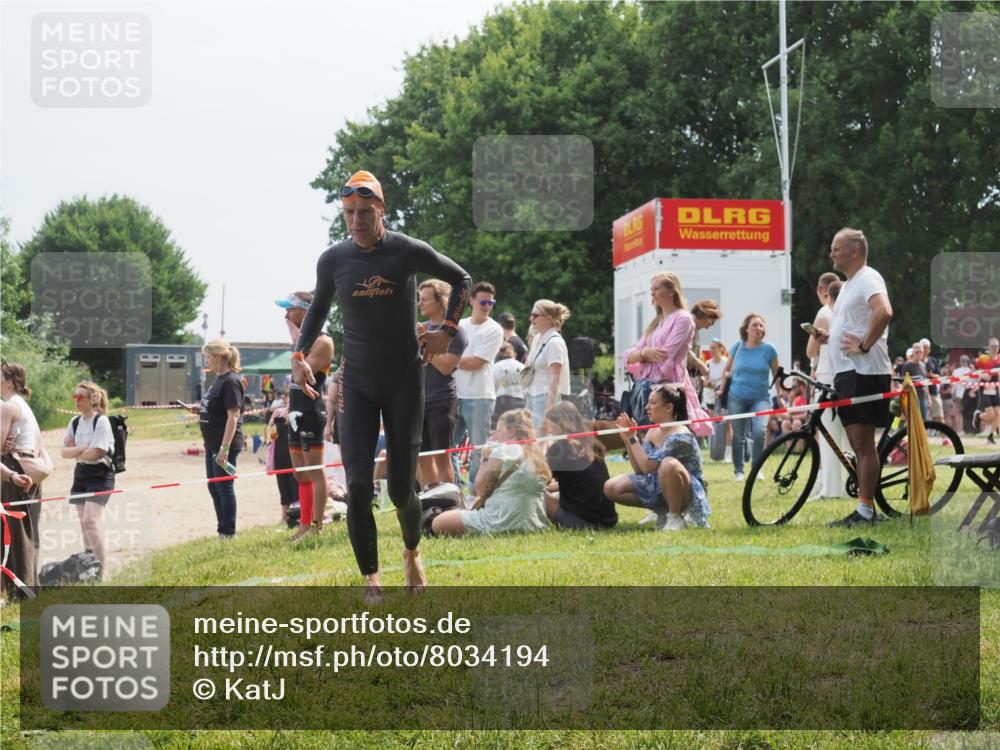 21.06.2025 - 27. Vierlanden-Triathlon KatJ http://msf.ph/oto/8034194 15.06.2025 11:17:39 Schwimmen 849, 973 meine-sportfotos.de