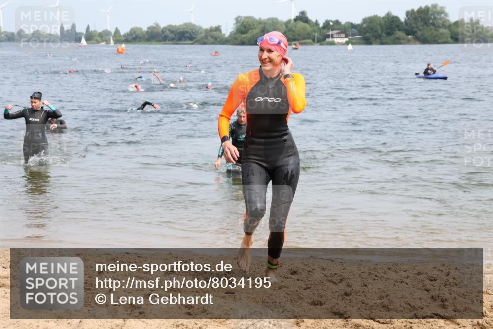 21.06.2025 - 27. Vierlanden-Triathlon Lena Gebhardt http://msf.ph/oto/8034195 15.06.2025 11:19:17 Schwimmen 876, 878, 901, 923 meine-sportfotos.de