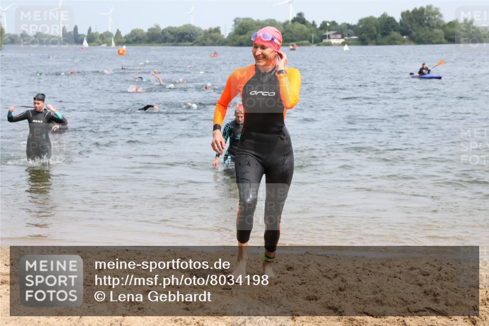 21.06.2025 - 27. Vierlanden-Triathlon Lena Gebhardt http://msf.ph/oto/8034198 15.06.2025 11:19:17 Schwimmen 876, 878, 901, 923 meine-sportfotos.de