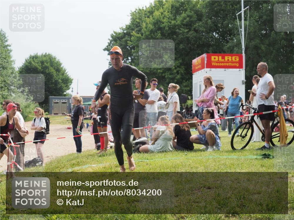21.06.2025 - 27. Vierlanden-Triathlon KatJ http://msf.ph/oto/8034200 15.06.2025 11:17:39 Schwimmen 849, 973 meine-sportfotos.de