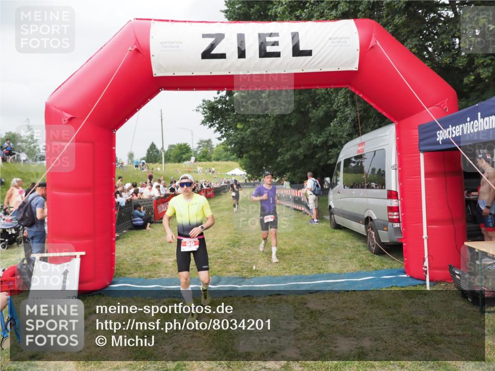 21.06.2025 - 27. Vierlanden-Triathlon MichiJ http://msf.ph/oto/8034201 15.06.2026 12:57:25 Ziel 5, 51, 64, 99 meine-sportfotos.de