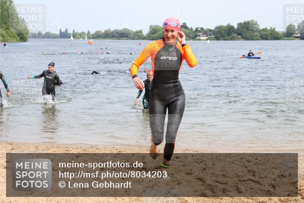 21.06.2025 - 27. Vierlanden-Triathlon Lena Gebhardt http://msf.ph/oto/8034203 15.06.2025 11:19:18 Schwimmen 875, 878, 901, 923 meine-sportfotos.de