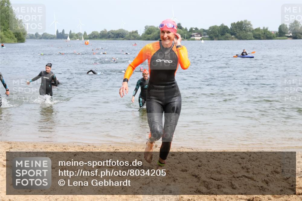 21.06.2025 - 27. Vierlanden-Triathlon Lena Gebhardt http://msf.ph/oto/8034205 15.06.2025 11:19:18 Schwimmen 875, 878, 901, 923 meine-sportfotos.de
