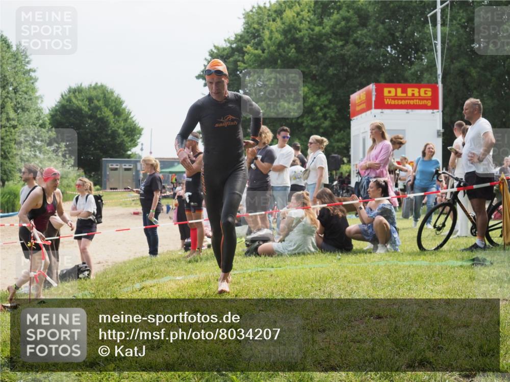 21.06.2025 - 27. Vierlanden-Triathlon KatJ http://msf.ph/oto/8034207 15.06.2025 11:17:39 Schwimmen 849, 973 meine-sportfotos.de