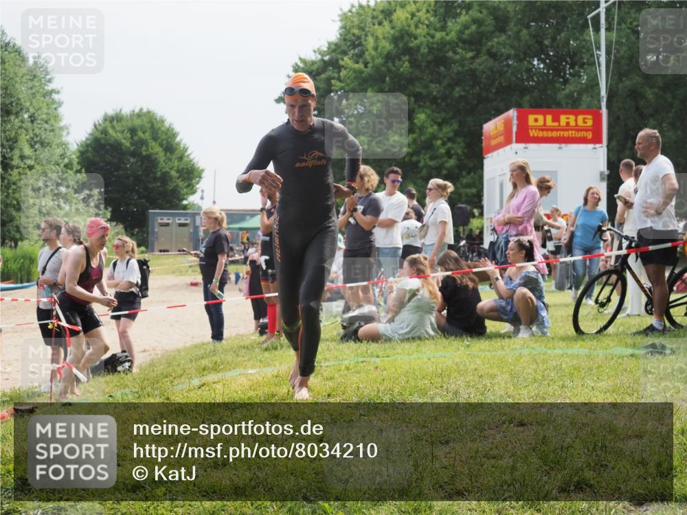 21.06.2025 - 27. Vierlanden-Triathlon KatJ http://msf.ph/oto/8034210 15.06.2025 11:17:39 Schwimmen 849, 973 meine-sportfotos.de