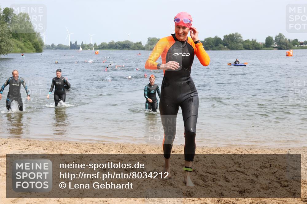 21.06.2025 - 27. Vierlanden-Triathlon Lena Gebhardt http://msf.ph/oto/8034212 15.06.2025 11:19:18 Schwimmen 875, 878, 901, 923 meine-sportfotos.de
