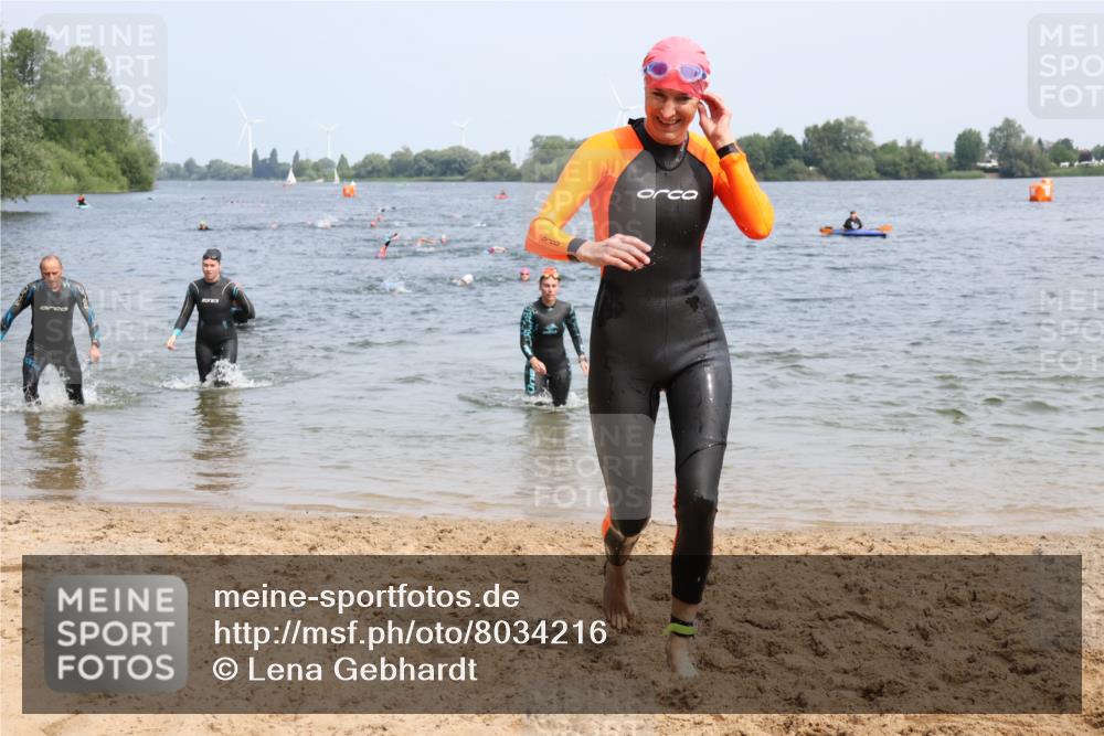 21.06.2025 - 27. Vierlanden-Triathlon Lena Gebhardt http://msf.ph/oto/8034216 15.06.2025 11:19:18 Schwimmen 875, 878, 901, 923 meine-sportfotos.de