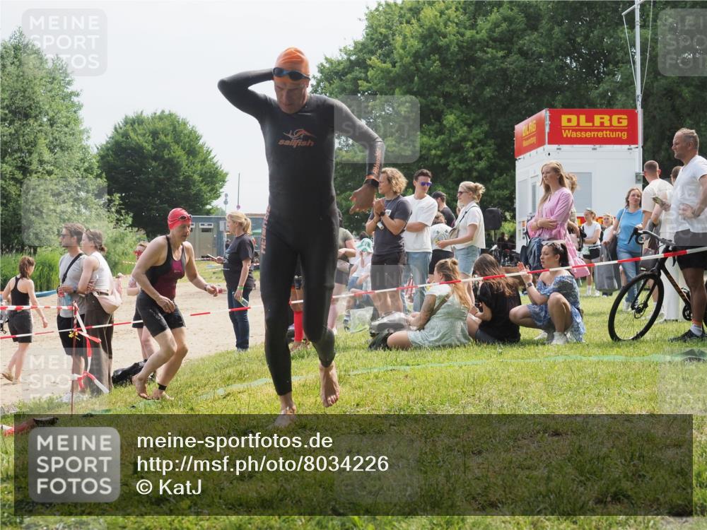21.06.2025 - 27. Vierlanden-Triathlon KatJ http://msf.ph/oto/8034226 15.06.2025 11:17:40 Schwimmen 849, 973 meine-sportfotos.de