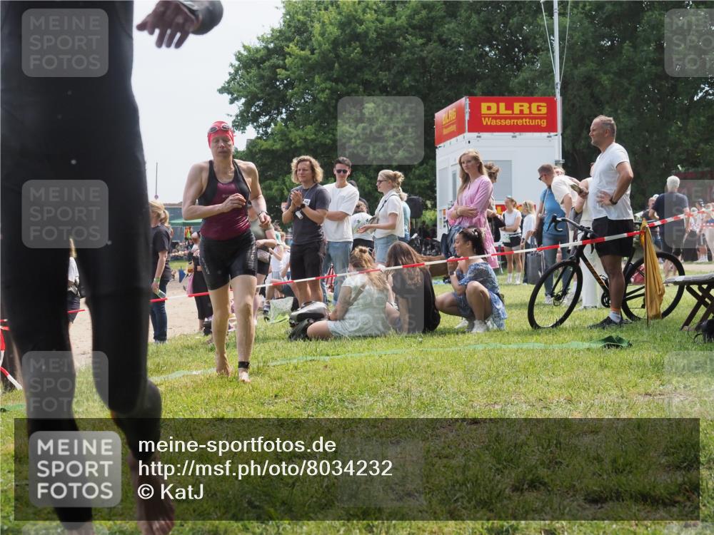 21.06.2025 - 27. Vierlanden-Triathlon KatJ http://msf.ph/oto/8034232 15.06.2025 11:17:41 Schwimmen 849, 973 meine-sportfotos.de