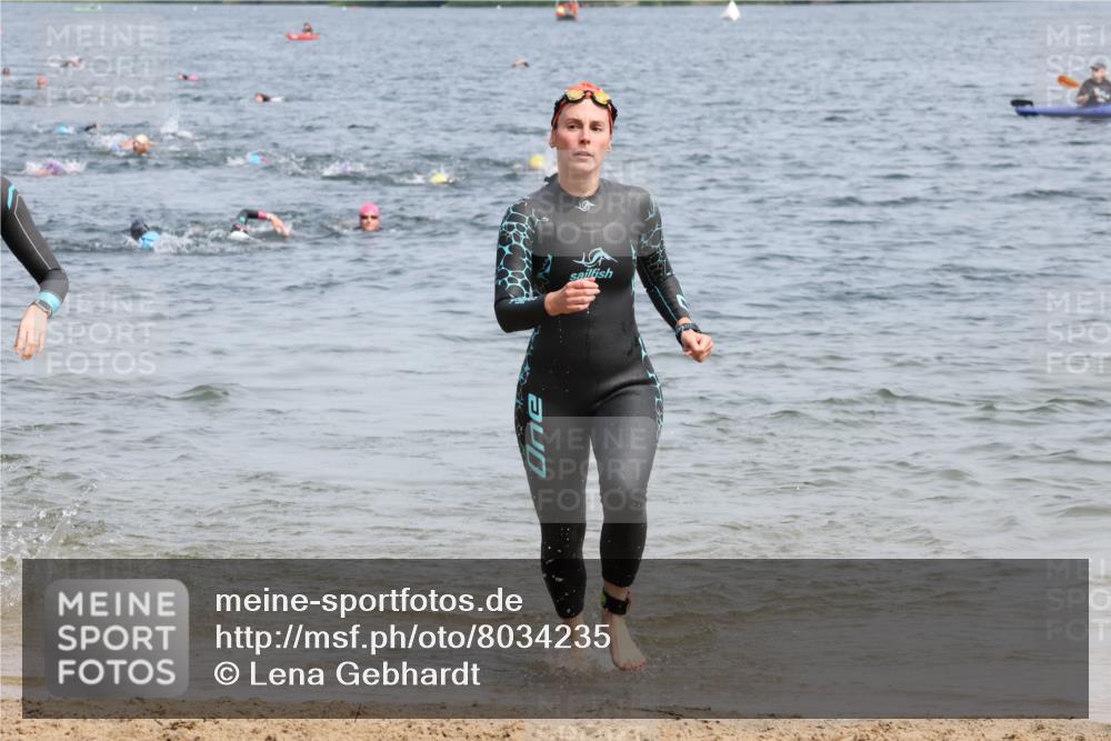 21.06.2025 - 27. Vierlanden-Triathlon Lena Gebhardt http://msf.ph/oto/8034235 15.06.2025 11:19:22 Schwimmen 875, 878, 901, 923 meine-sportfotos.de