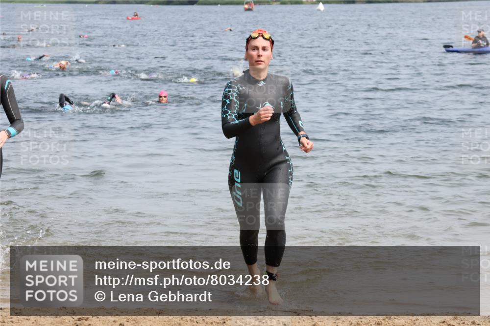 21.06.2025 - 27. Vierlanden-Triathlon Lena Gebhardt http://msf.ph/oto/8034238 15.06.2025 11:19:22 Schwimmen 875, 878, 901, 923 meine-sportfotos.de
