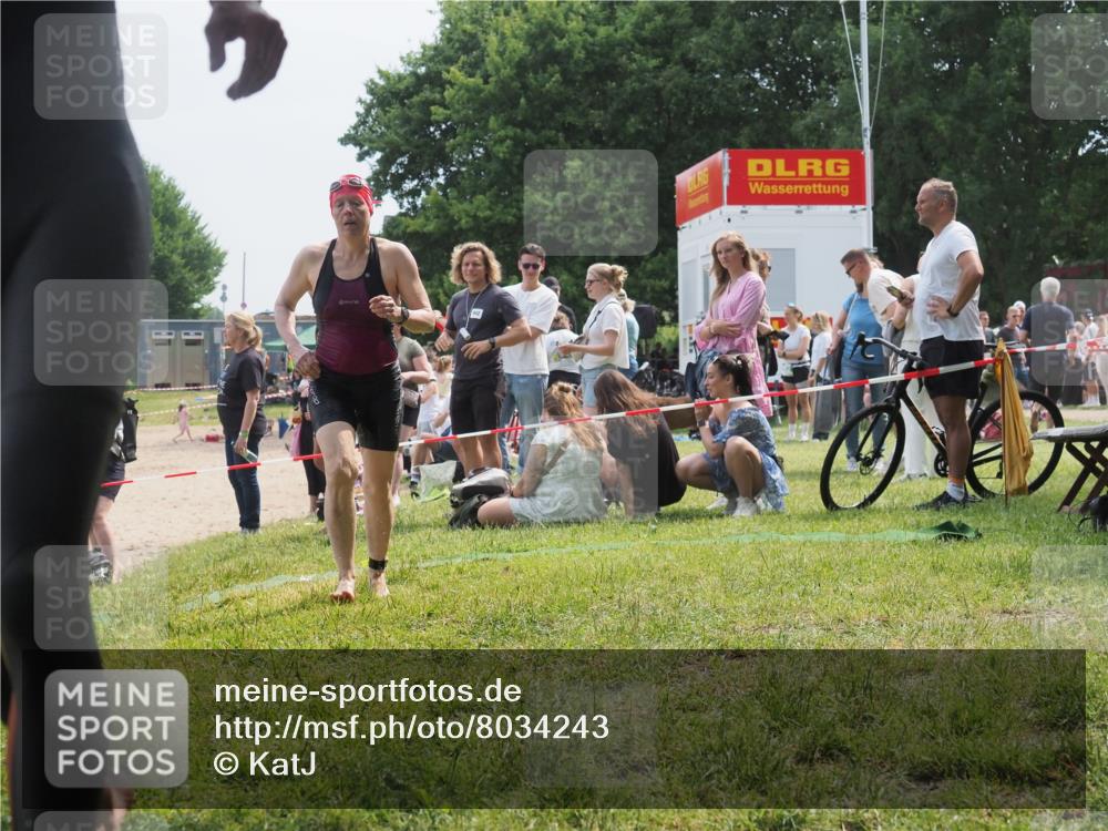 21.06.2025 - 27. Vierlanden-Triathlon KatJ http://msf.ph/oto/8034243 15.06.2025 11:17:42 Schwimmen 849, 973 meine-sportfotos.de