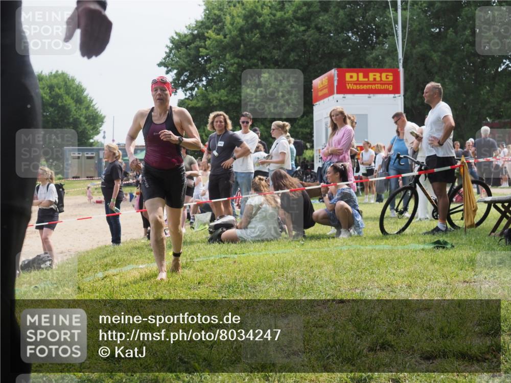 21.06.2025 - 27. Vierlanden-Triathlon KatJ http://msf.ph/oto/8034247 15.06.2025 11:17:42 Schwimmen 849, 973 meine-sportfotos.de