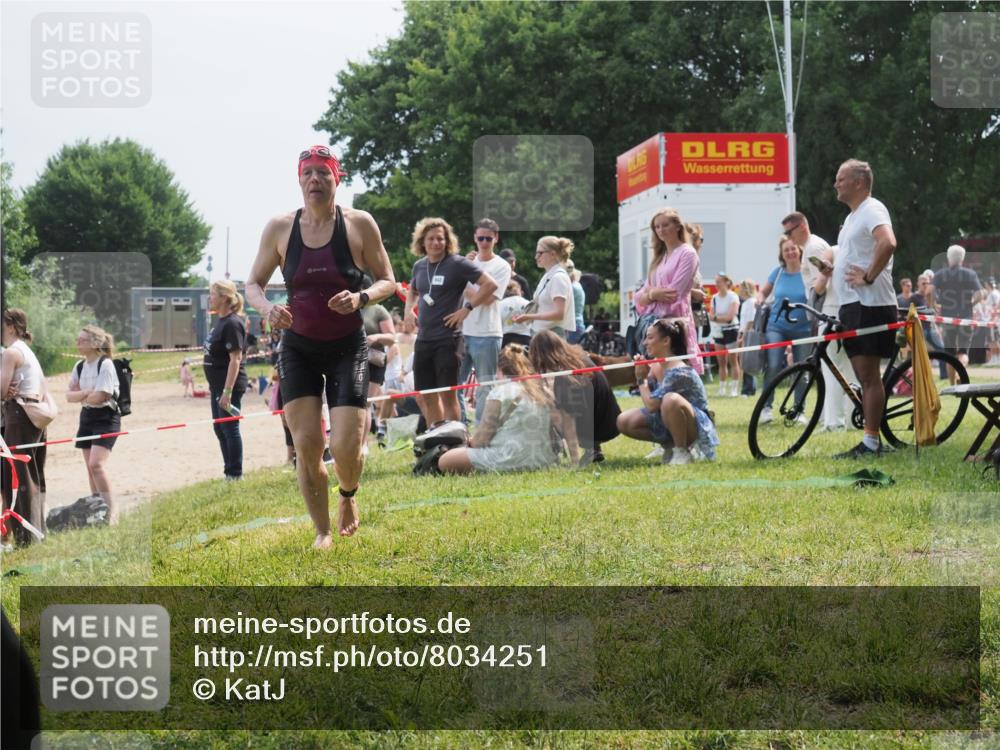 21.06.2025 - 27. Vierlanden-Triathlon KatJ http://msf.ph/oto/8034251 15.06.2025 11:17:42 Schwimmen 849, 973 meine-sportfotos.de